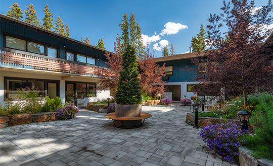 Courtyard at The Dorothy Motel in Banff